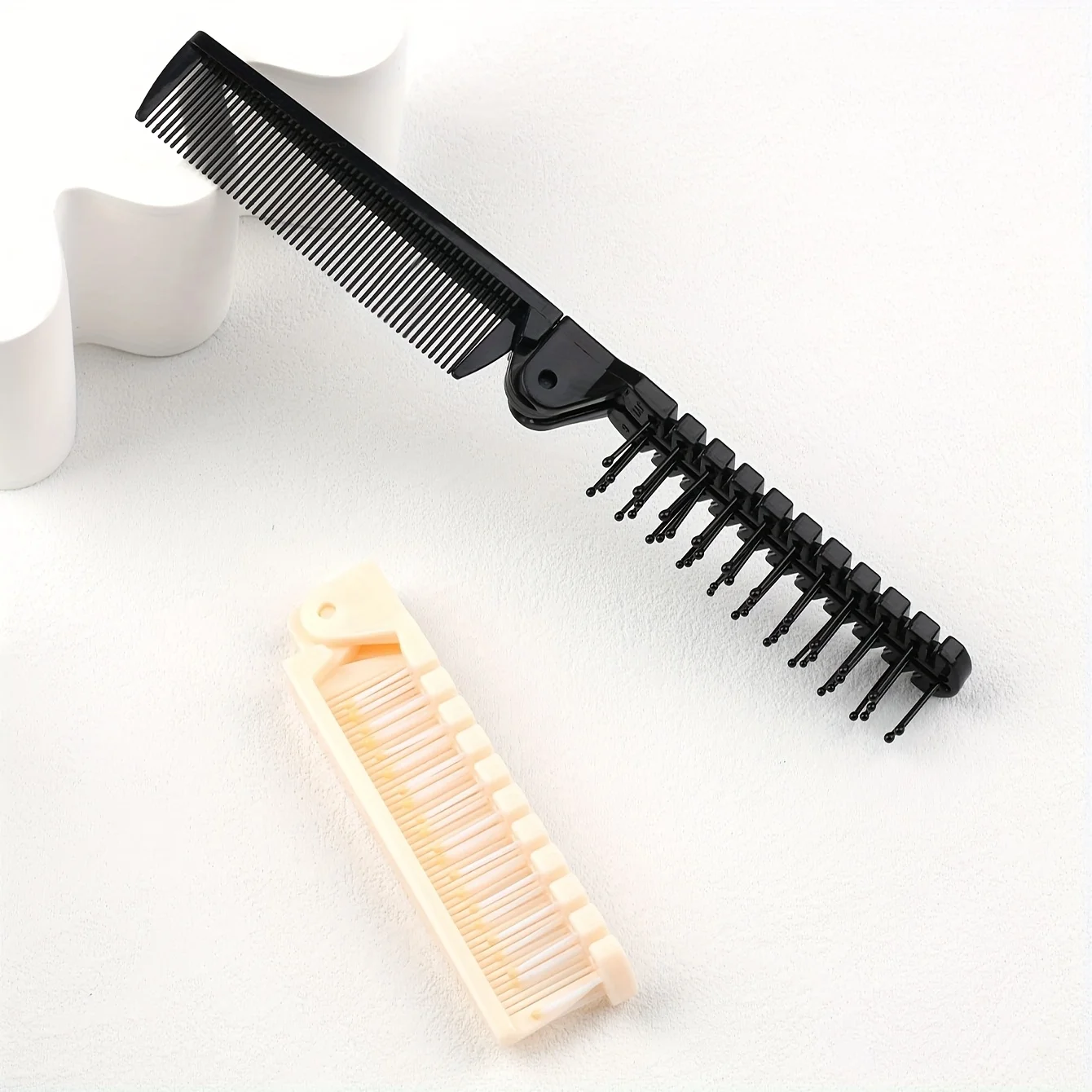1 مشط محمول قابل للطي على الوجهين - أسنان بلاستيكية متينة، مقبض مريح للشعر العادي، ضروري للسفر