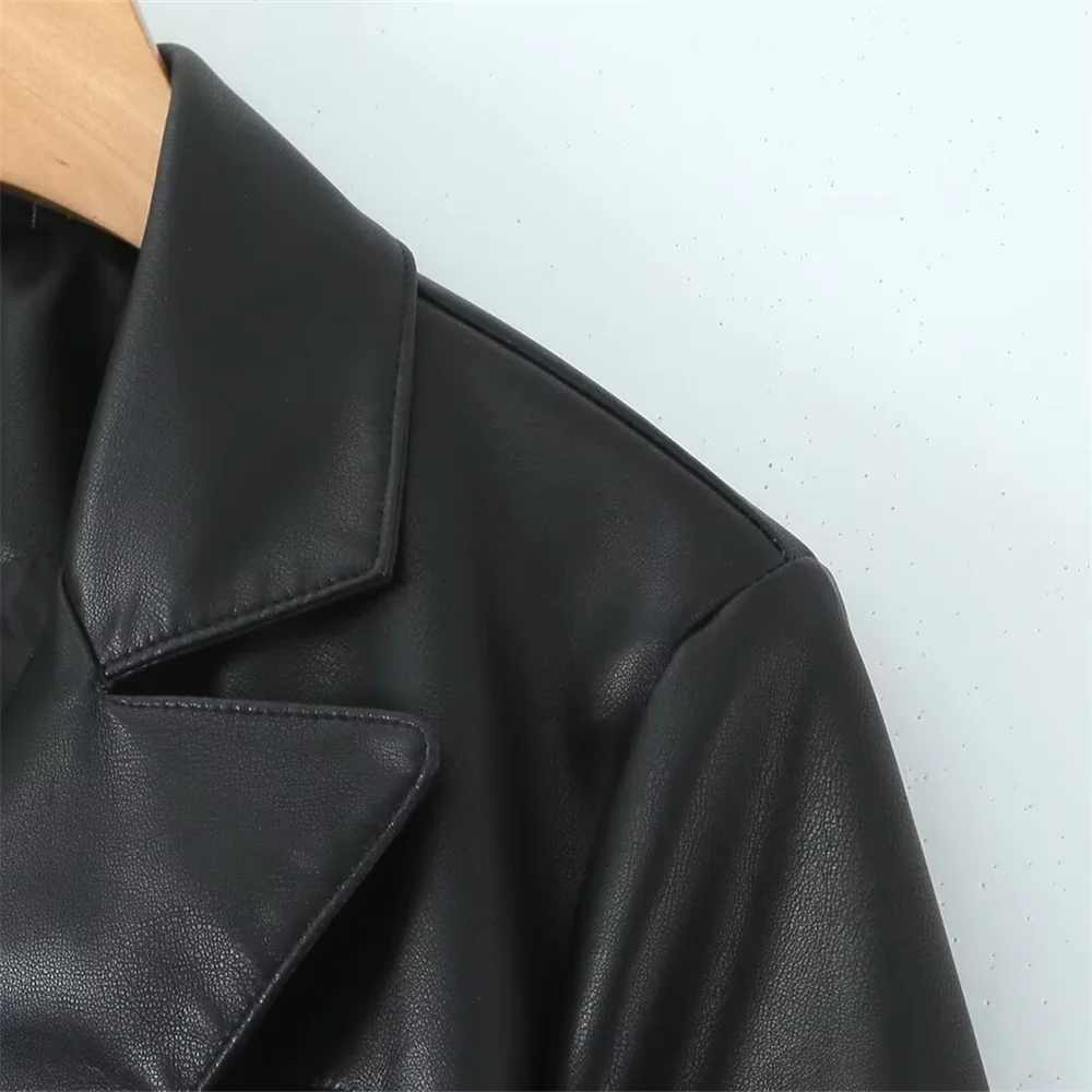 Decorazione con fibbia a doppia fila a maniche lunghe con colletto casual alla moda delle nuove donne estive con giacca lunga in pelle con cintura