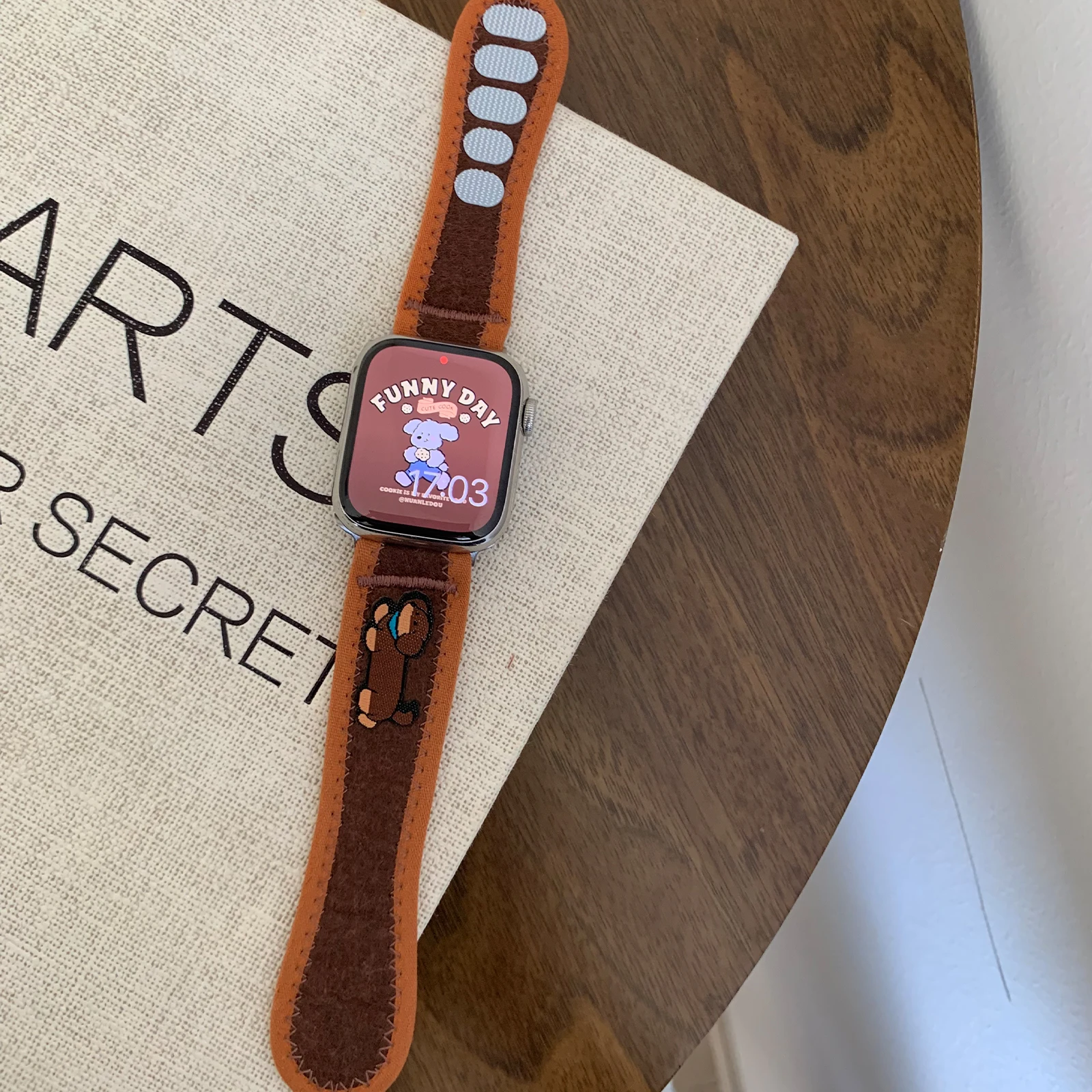 Cinturino in cartone animato per cinturino Apple Watch Bracciale con elementi di fissaggio a gancio e anello per cani adorabili con Iwatch9876SE Ultra40 41 44 45mm Polso per ragazze