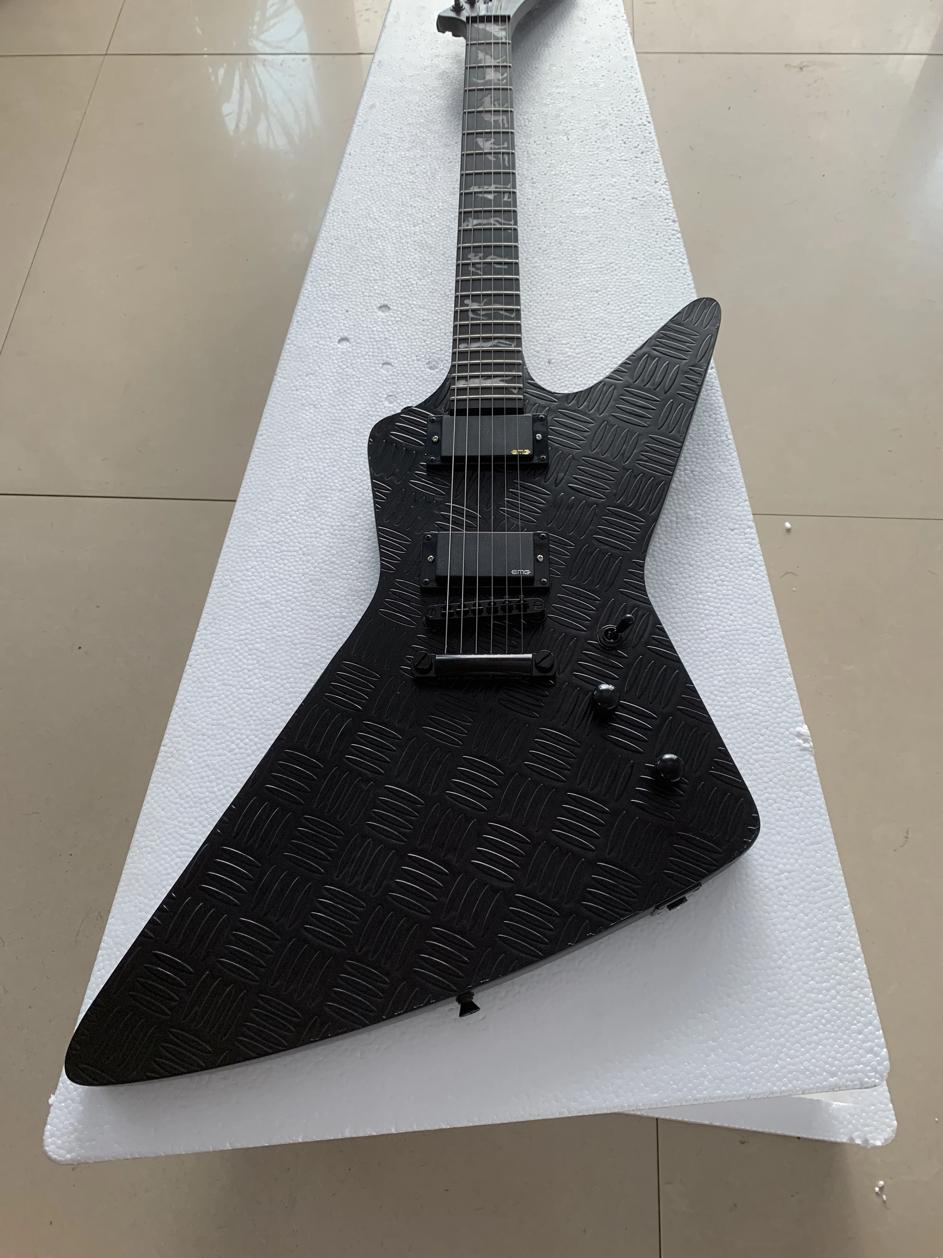 High quality Goose 6 string electric guitar, special skid board veneer, black hardware, free shipping