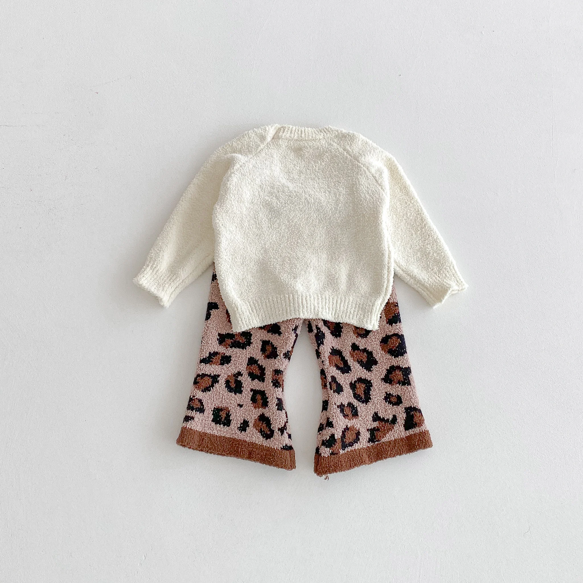 Trendiges, weiches Strickpullover-Set im koreanischen Stil für Mädchen, Baby-Hose mit Leopardenmuster und ausgestelltem Bein, modisches zweiteiliges Outfit. – Detail 4