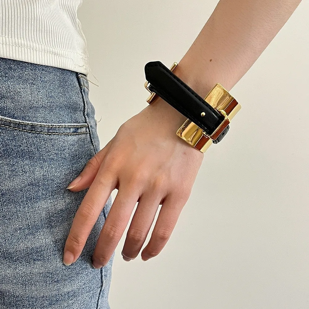 سوار معدني مبالغ فيه من الجلد بإبزيم حزام ذهبي فضي وسوار من الجلد ومجوهرات معصم هندسية للنساء مفتوحة