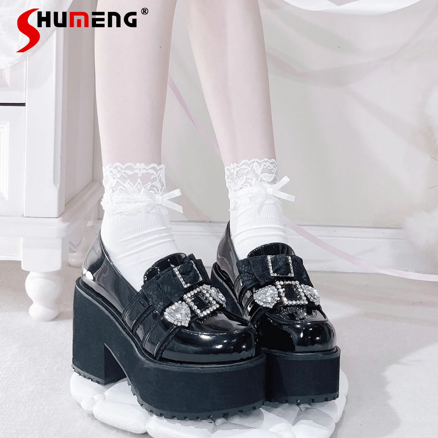 

Оригинальные универсальные милые лоферы в японском стиле с кружевом и бантом в форме сердца, элегантные женские туфли на высоком каблуке на платформе в стиле Лолиты