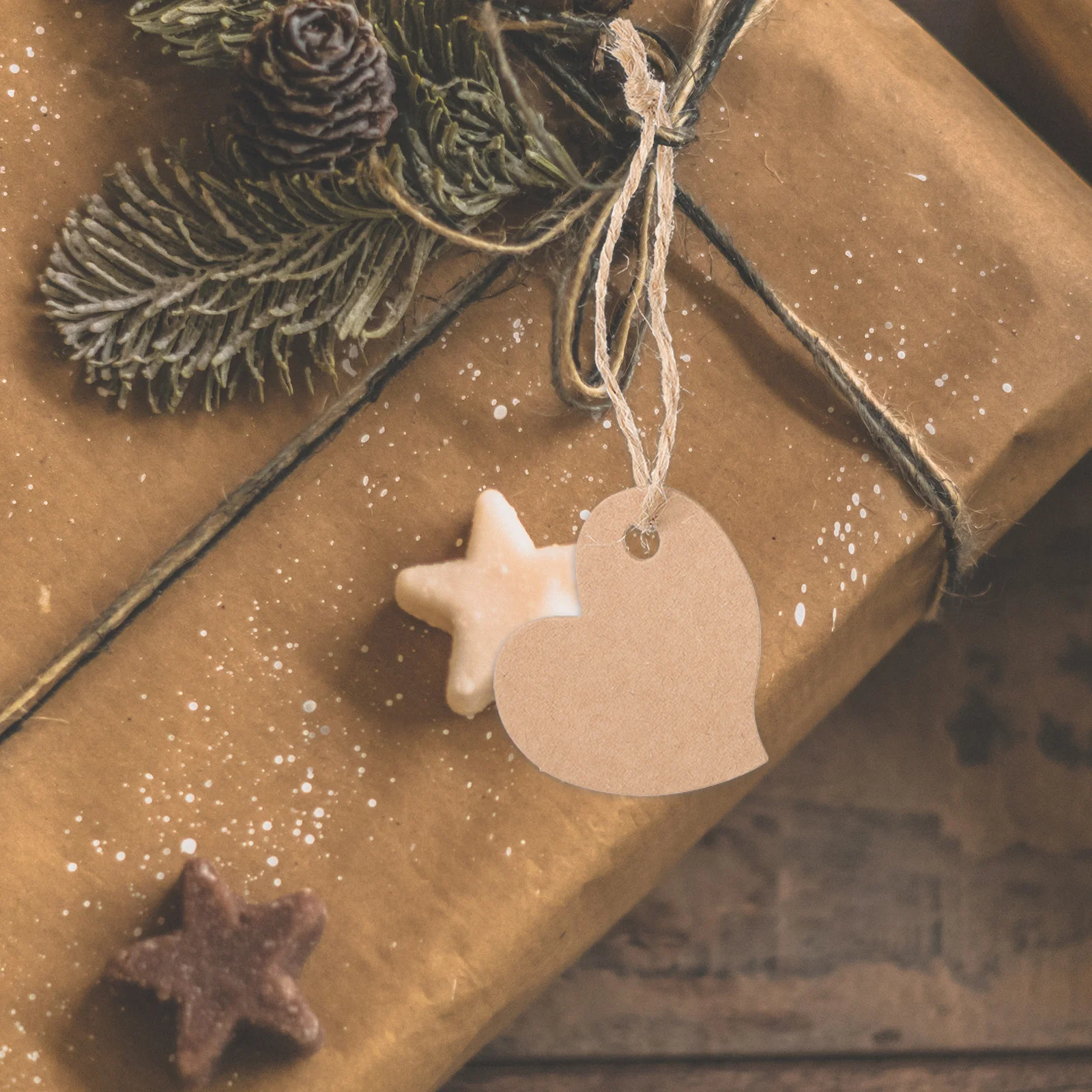 

Heart Shaped Kraft Paper Tags Hanging Gift Labels for Valentine's Day Decorative Craft Tags with Hole for Presents Bottles