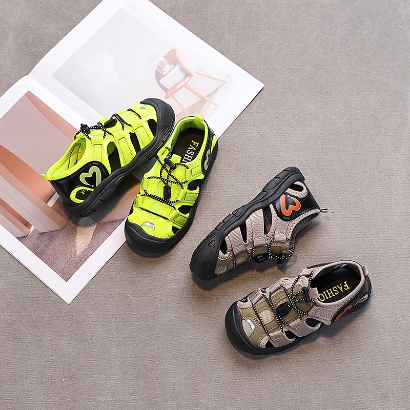 

Детские сандалии для мальчиков, камуфляжные, на шнурках, мягкие, пляжные, стильные, универсальные, новинка лета 2026, повседневная обувь для детей, с закрытым носком