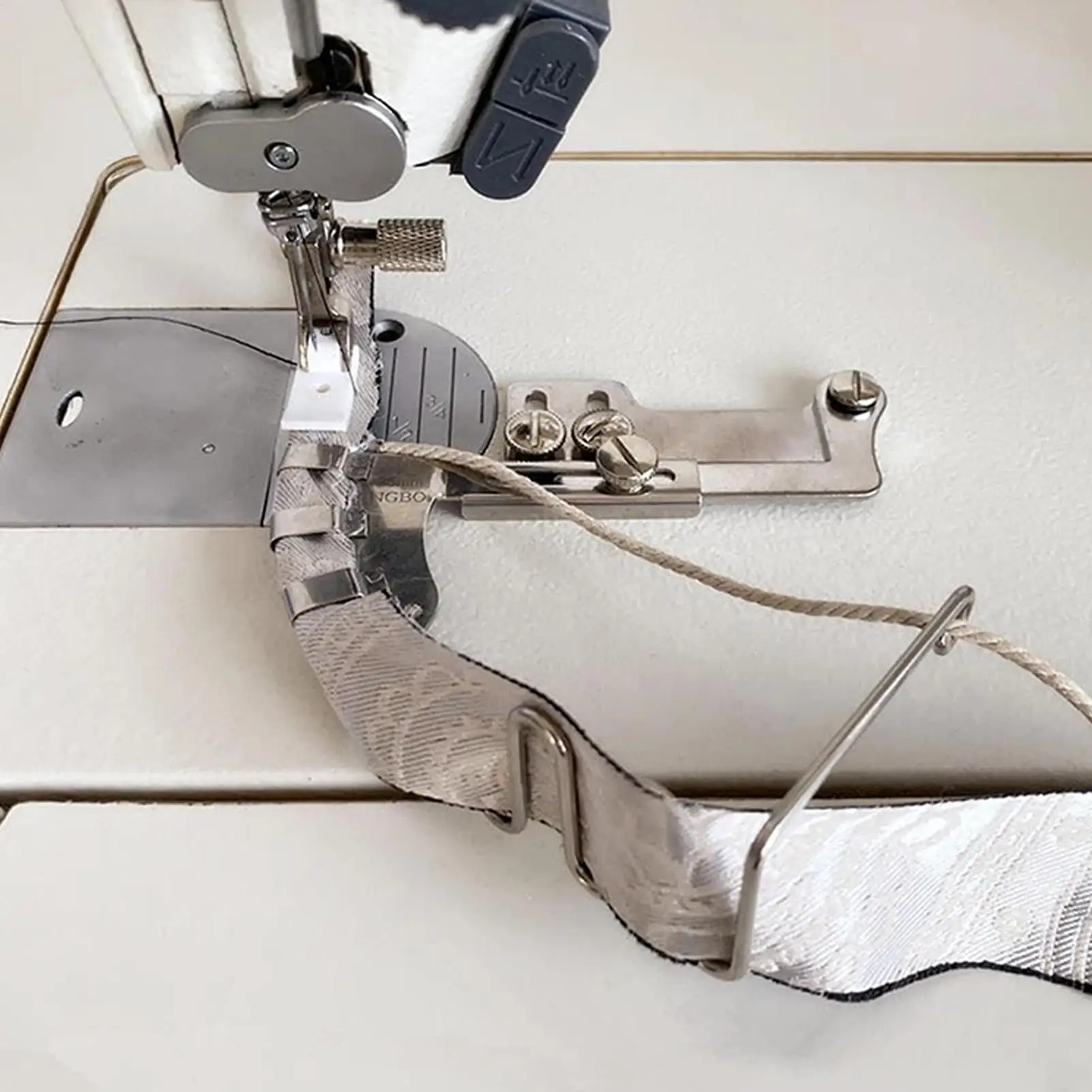 

Sewing Machine Foot Adjustable Quilting Guide Sewing Machine Embedded Presser Foot for Dressmaking Embroidery Crafting Straight