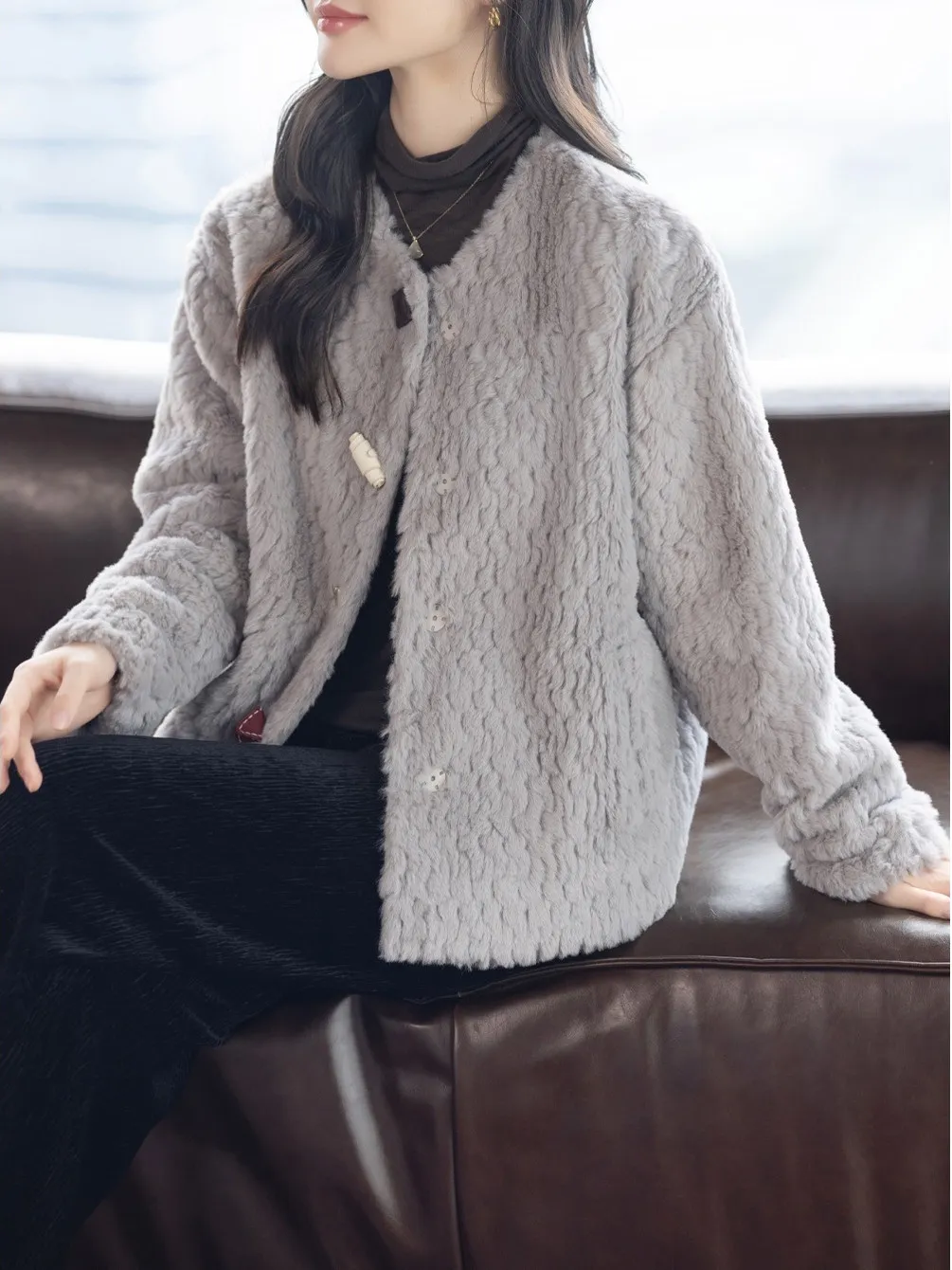 Ele Lamb Fur Jaet Women's Leather And Fur Inteated New 2025 Autumn Winter Lazy Age Reduction Top V-ne Long Sve