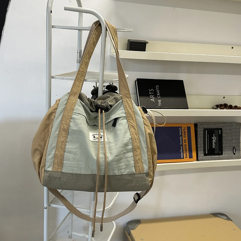 Nieuwe wintertextuur Versalite Crossbodytassen Grote capaciteit Kleurblok Eenvoudige emmertas Lichtgewicht casual stoffen schoudertas