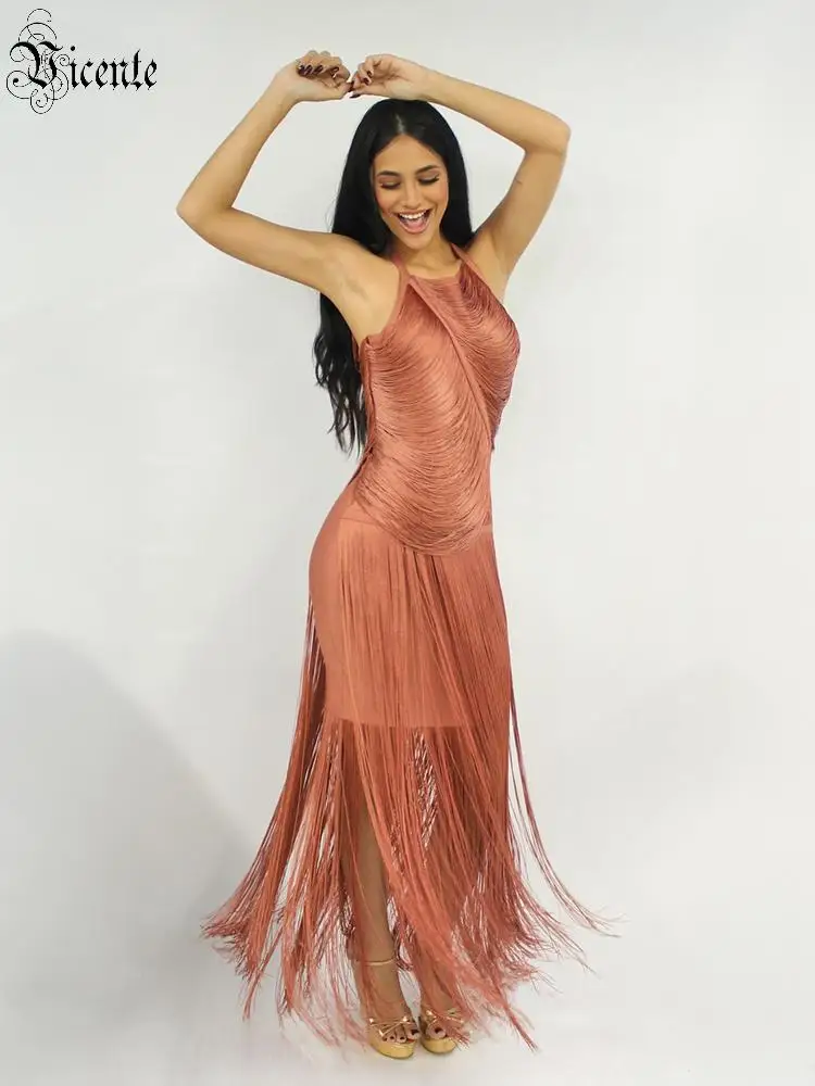 Sukienka maxi w stylu vintage, ceglowy czerwony kolor, z frędzlami, wiązana na szyi, bez rękawów, z długimi frędzlami, suknia wieczorowa na studniówkę, bal, imprezy taneczne i inne wydarzenia.