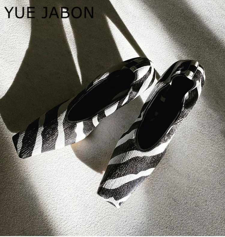 Zapatos de tacón con cabeza cuadrada negra para mujer, calzado con estampado de cebra, de cuero suave, plisado, elástico, de tacón alto, boca profunda, para abuela