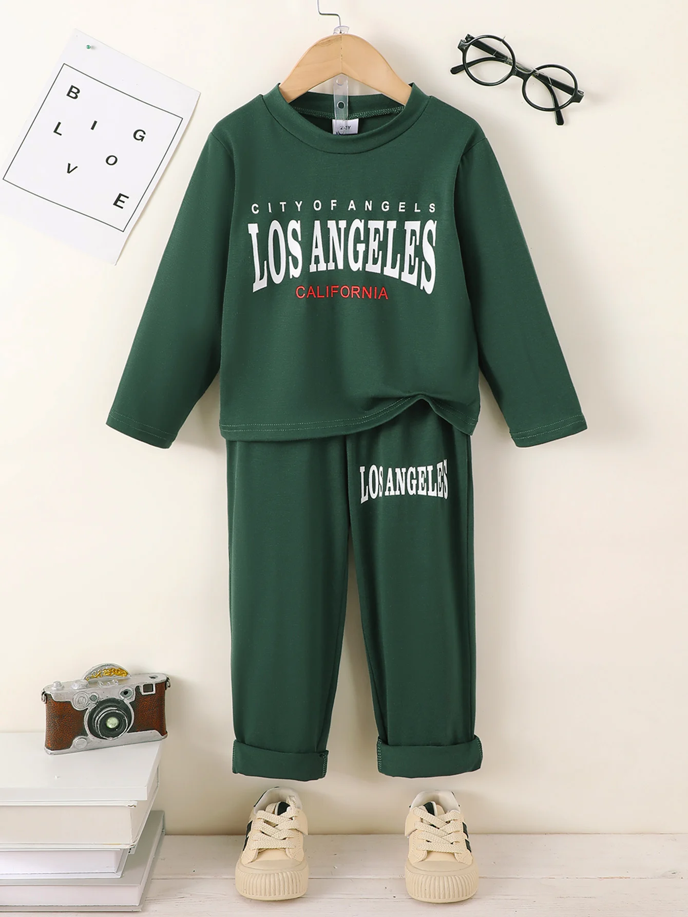 Boys' Dark Green Letter-Print Long-Sleeve Set, Featuring a Round-Neck Long-Sleeve Top Paired with Matching Color Pants, with Trendy Los Angeles Lettering, Comfortable and Versatile, Suitable for Daily School Wear, Outdoor Activities, and Children's Spring and Autumn Two-Piece Outfits