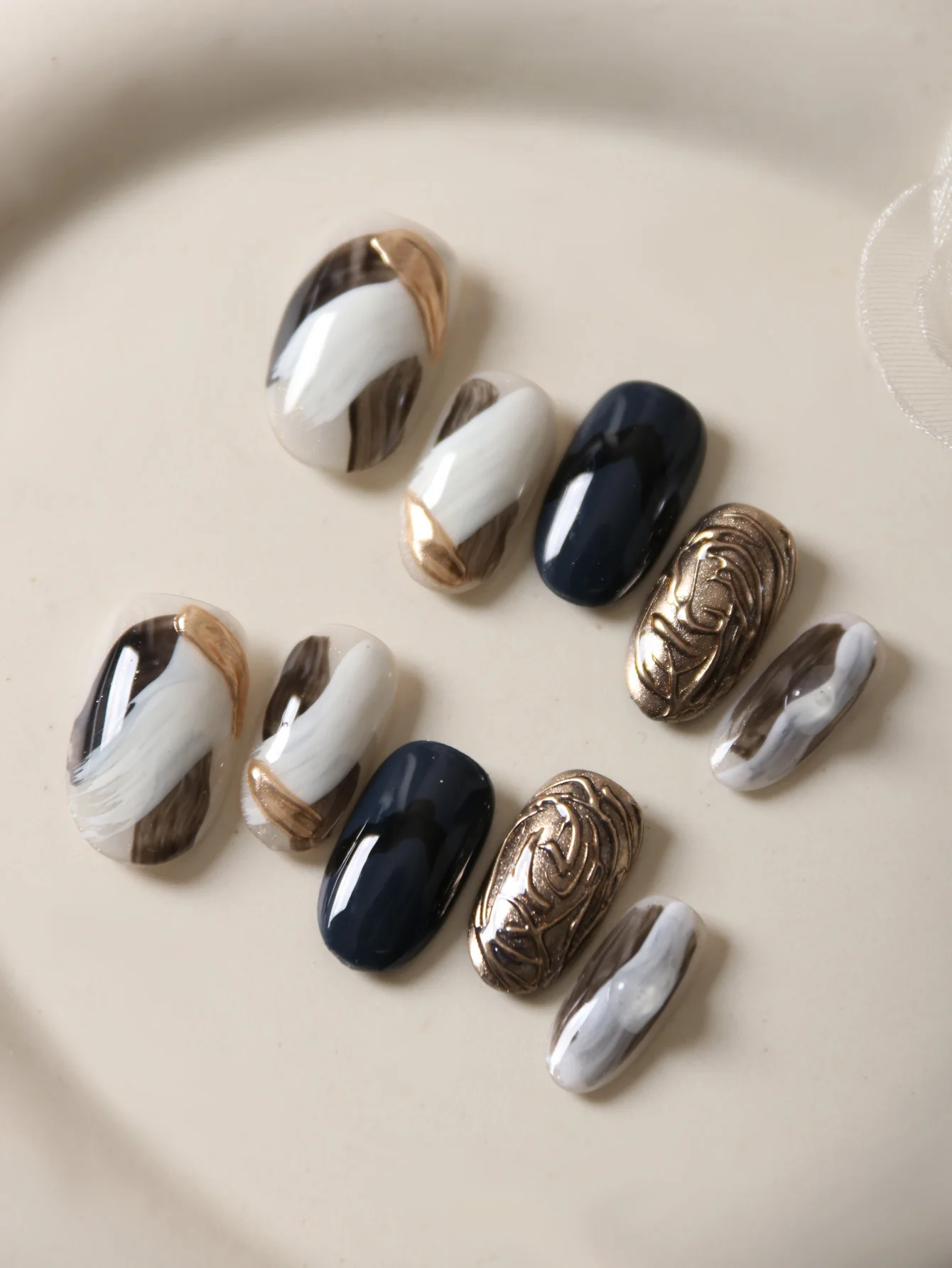 

10 шт. Пресс на ногти Короткие черно-белые акриловые накладные ногти Halo В комплект входят 1 лист клейких вкладок и 1 шт. мини-пилочка