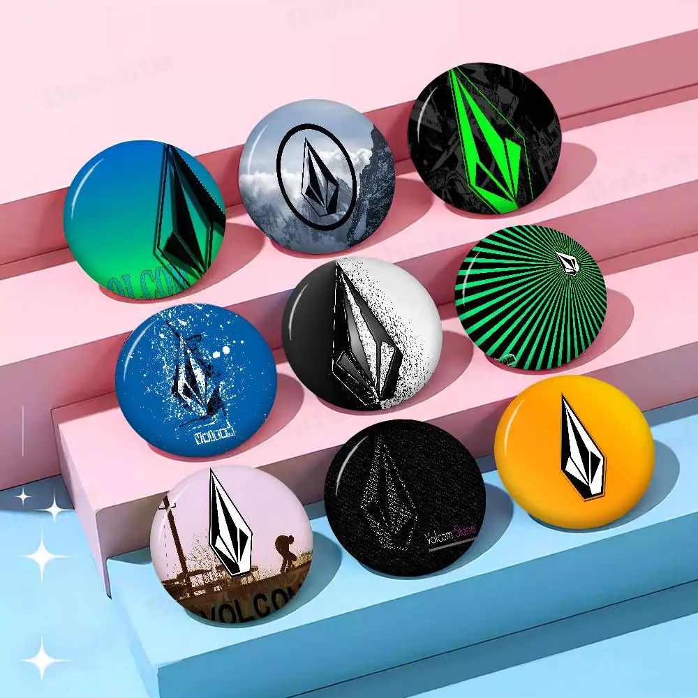 Broches de Anime Volcom en forma de diamante modernos, insignia de dibujos animados, chaqueta, pantalones vaqueros, Pin de solapa, accesorio de regalo