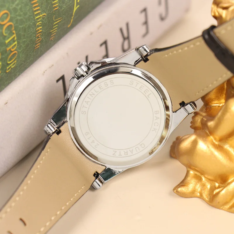 ساعة رجالية أنيقة بحزام من الجلد باللونين الفضي والأسود مع حركة كوارتز بمؤشر الفارس على الطاولة المستديرة #5