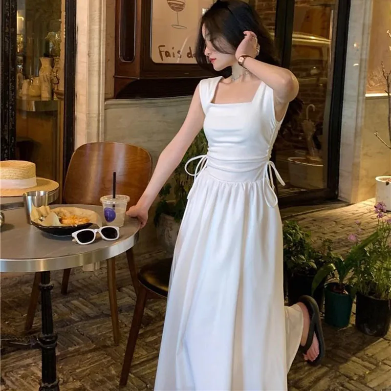 فستان بحمالات بيضاء على الطراز الفرنسي للنساء كوري أنيق برباط عالي الخصر فساتين طويلة صيفية بدون أكمام وياقة مربعة