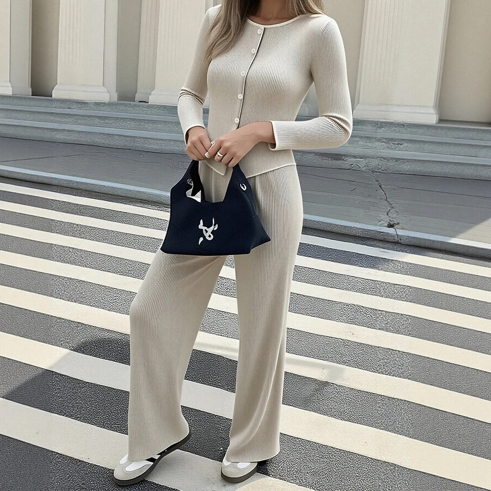 Camicetta frontale con bottoni a maniche lunghe casual autunno inverno da donna e pantaloni dritti a figura intera Set tinta unita