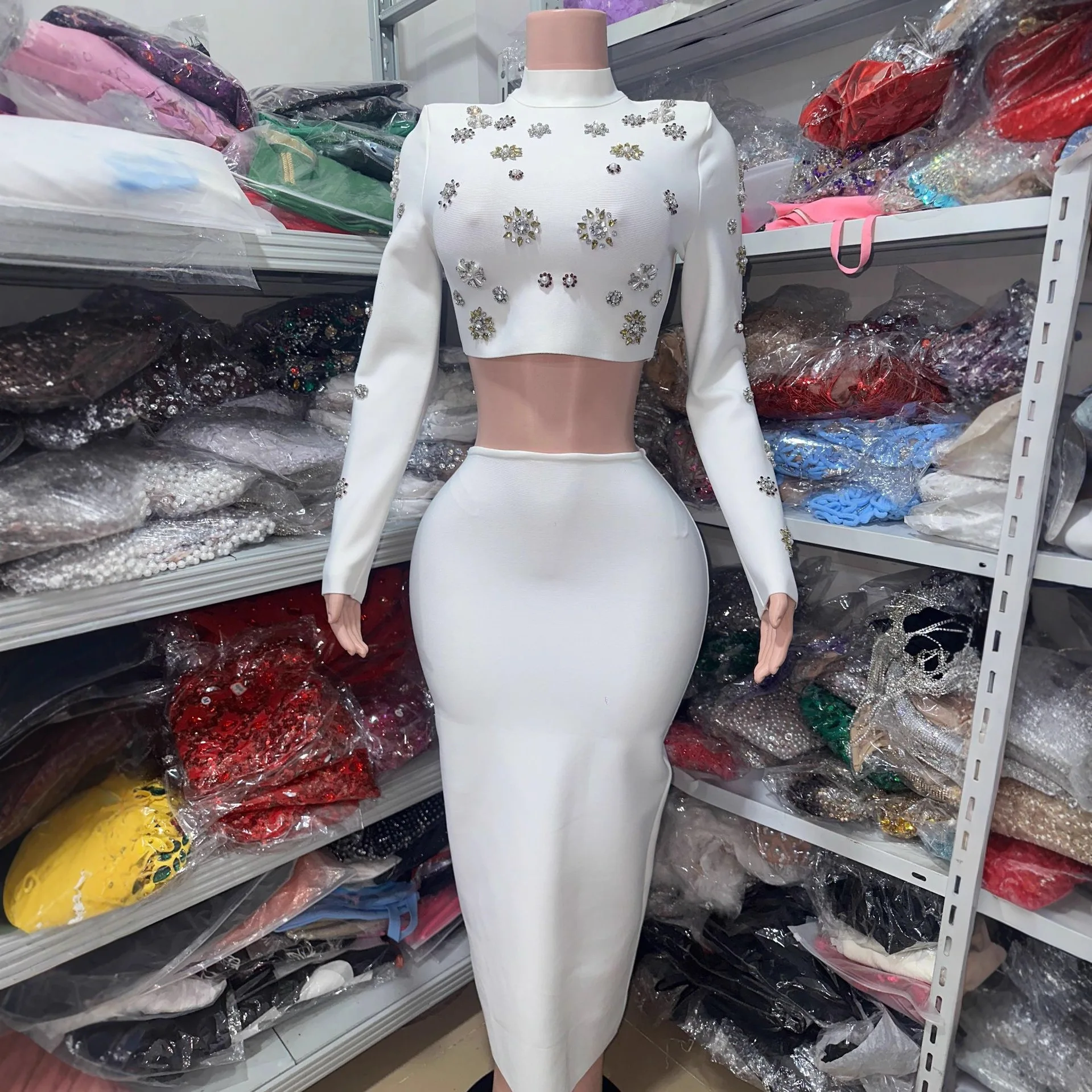

Женские осенние бандажные наряды для вечеринок, белый укороченный топ с длинным рукавом и полувысоким воротником с бриллиантами и длинная юбка, вязаные комплекты из двух предметов