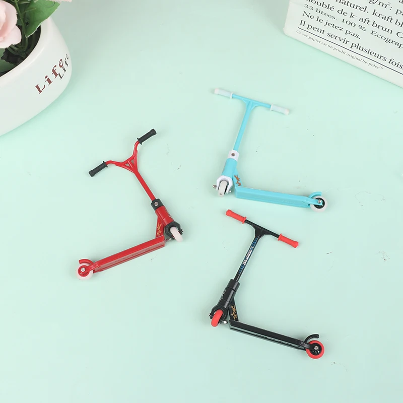 สเก็ตบอร์ดนิ้วแบบสุ่มสีสกู๊ตเตอร์ปลายนิ้วสำหรับจักรยานของเล่น