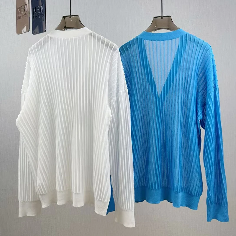 25 سترة محبوكة شفافة قليلاً مخططة عمودية جديدة برقبة على شكل حرف V، قابلة للتنفس، مريحة، فضفاضة وواقية من الشمس