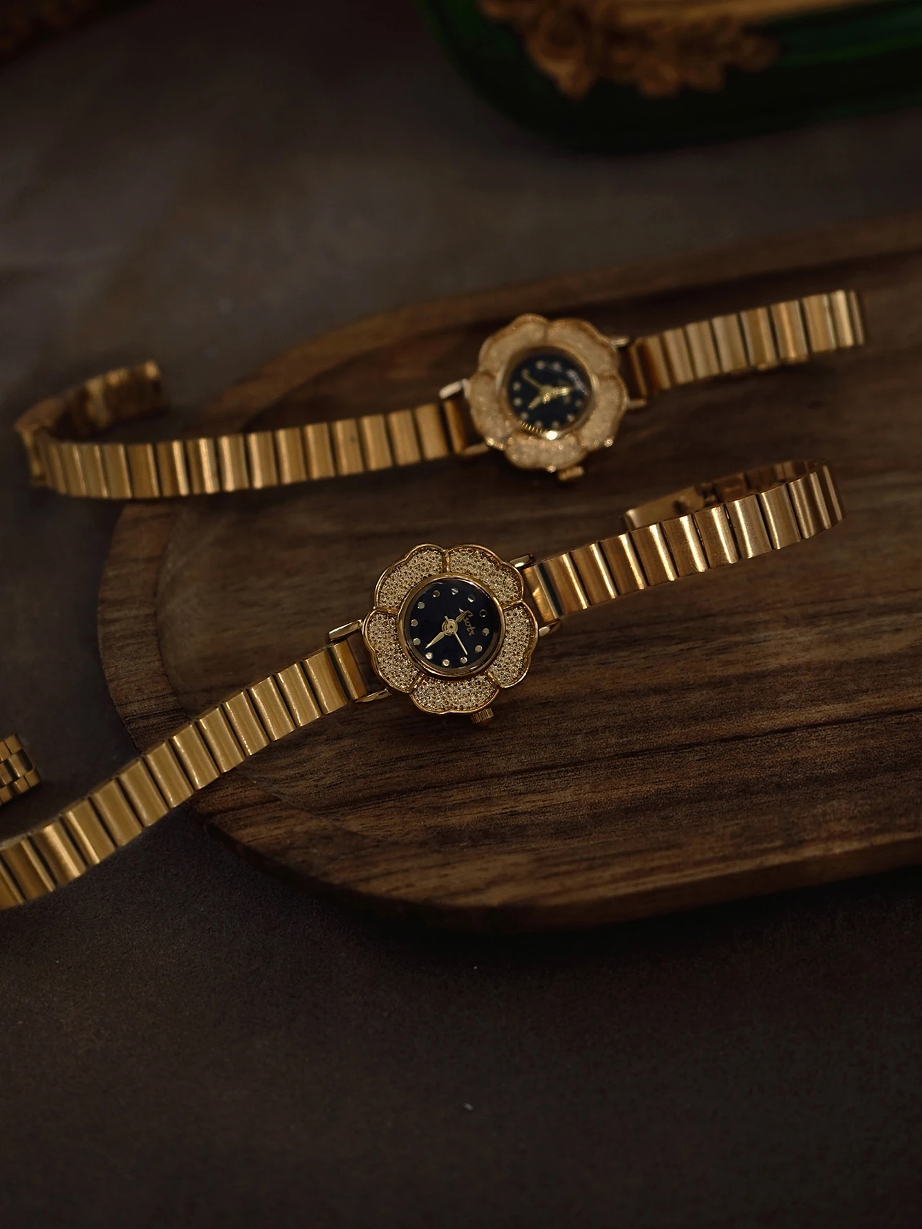 

Новые золотые женские кварцевые часы в ретро-стиле с циферблатом в виде камелии, ремешок из нержавеющей стали, простой нишевый дизайн, женские водонепроницаемые часы