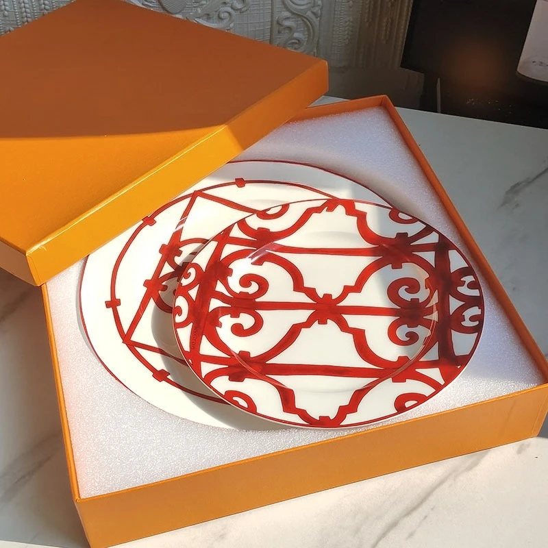 

Красная керамическая тарелка. Тарелка для образцов гостиницы. Простая плоская тарелка в западном стиле. Красная.