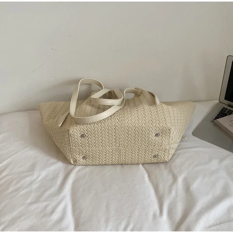 Strohgewebte Tragetasche im Wing-Stil, Designer-Umhängetasche für den Arbeitsweg, koreanische Sommer-Nischen-Handtasche mit großem Fassungsvermögen für Damen – Detail 3