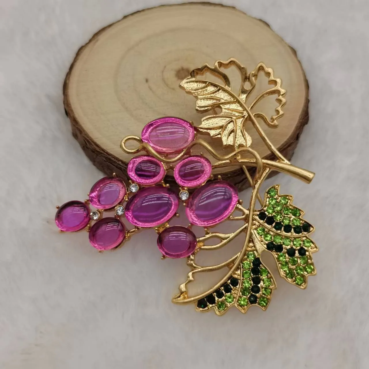 Vintage New Arrival Fashion Women Men Jelly Grape Brooches Pins Retro Exquisite Unisex Middle Fruit Corsage Buckle Accessories