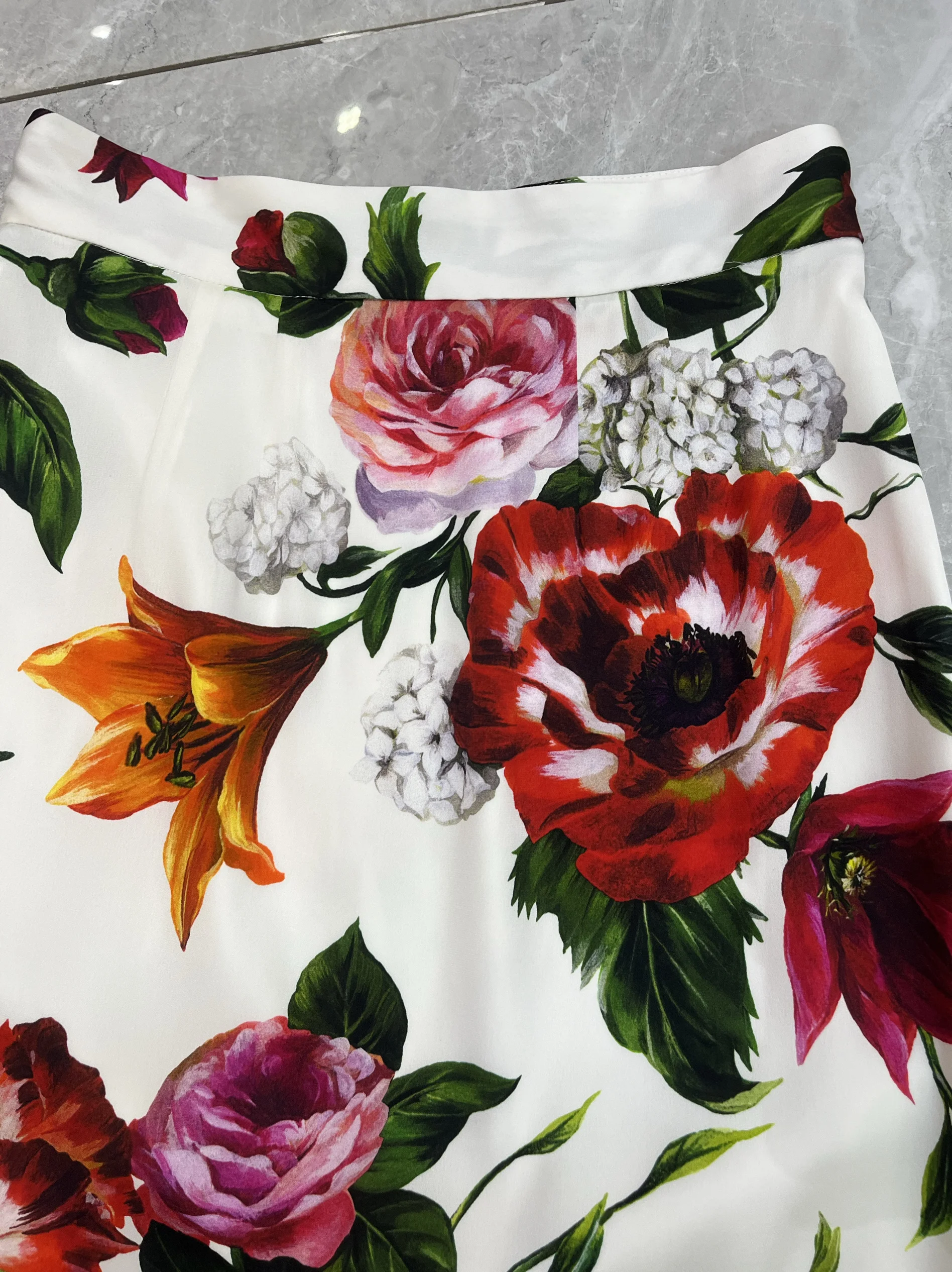 고품질 실크 미디 스커트 블랙 화이트 밴드 큰 빨간 꽃 디자인 9 모미 진짜 실크 패셔너블 스트리트 스타일 스커트