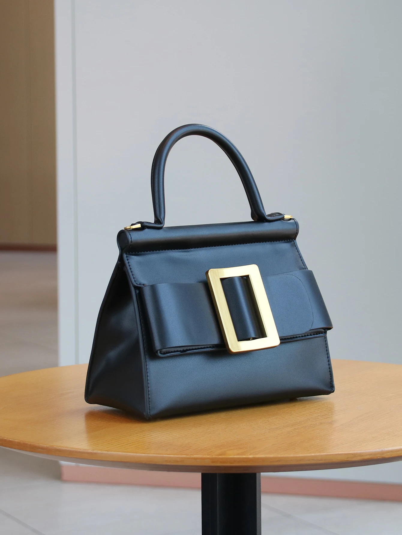 حقيبة مربعة صغيرة عصرية كلاسيكية 2025 حقيبة يد فاخرة جديدة حقيبة يد كورية على الموضة متدلية على كتف واحد بلون سادة جودة عالية