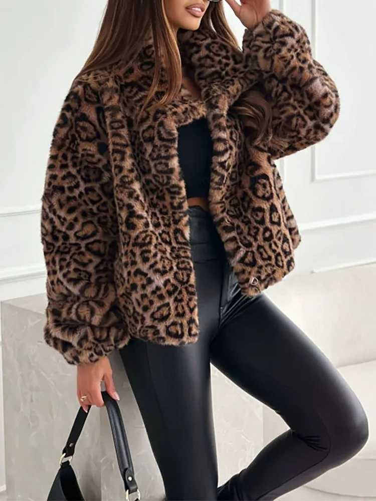 Podzimní elegantní chlupatý klopový měkký krátký svrchní kabát zimní ležérní volné bundy s dlouhým rukávem 2025 módní dámské kabáty s leopardím potiskem - náhled 2