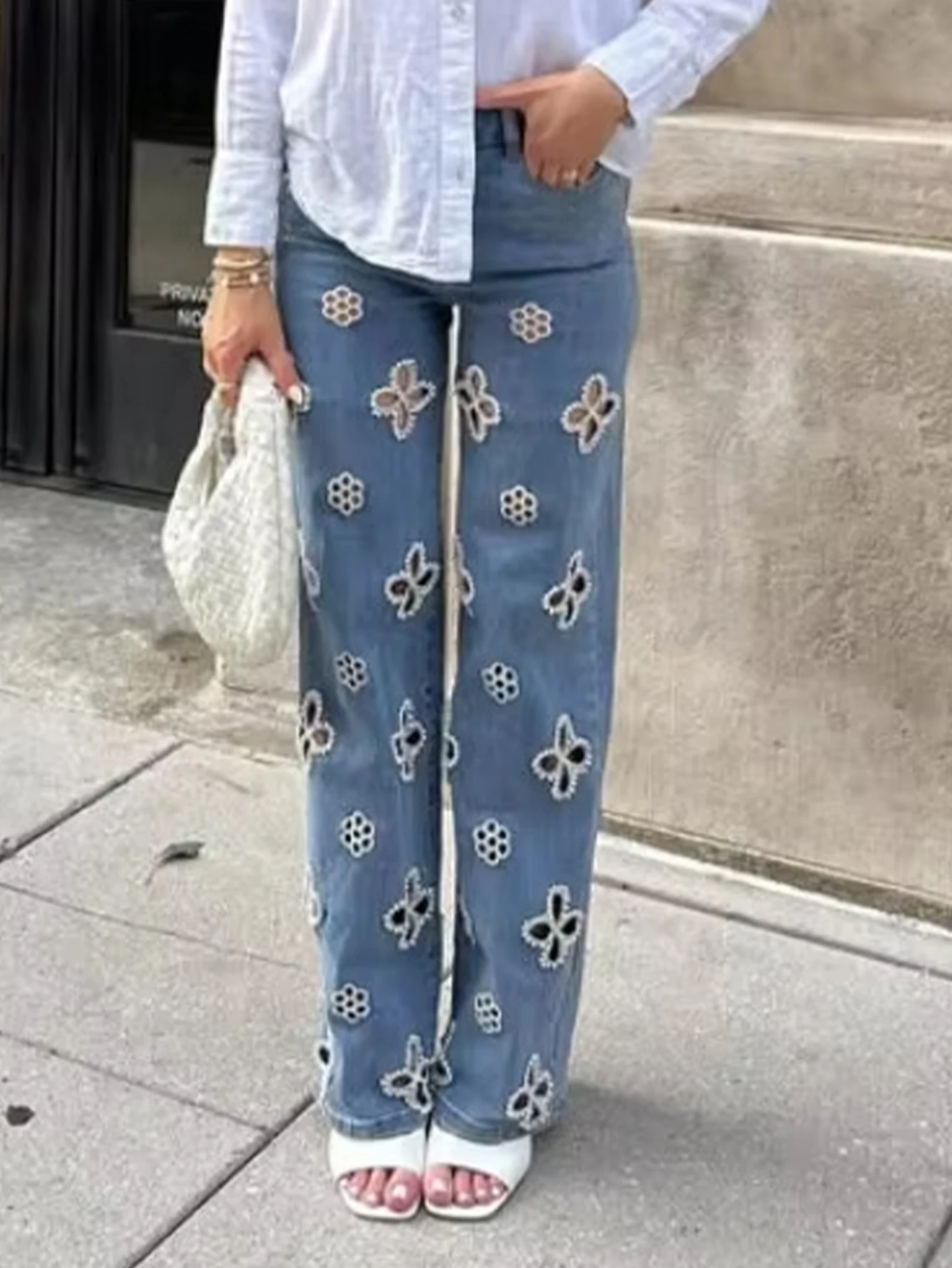 

Изысканные прямые брюки с высокой талией, расшитые бисером и жемчугом, с цветочными аппликациями, слегка расклешенные, приталенного кроя, класса люкс