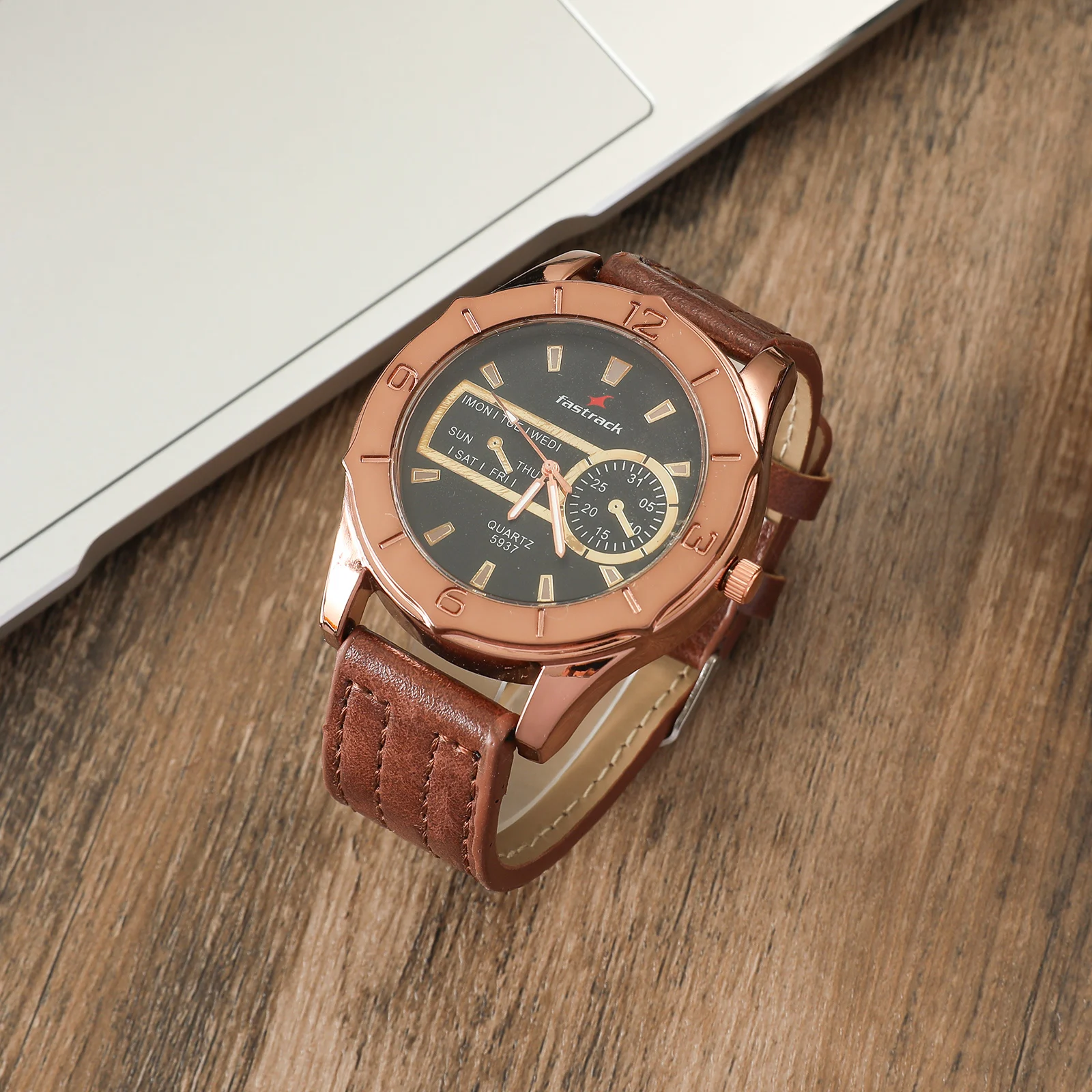 นาฬิกาผู้ชาย นาฬิกาผู้ชาย ปฏิทินกีฬา นาฬิกาควอทซ์ ผู้ชาย ความรู้สึกขั้นสูง แว่นกันแดด เข็มขัด กล่องของขวัญ 3 ชิ้น