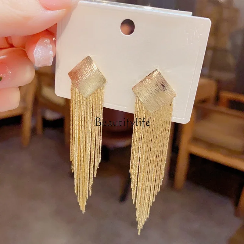 European and American exaggerated gold rhombus long fringed earrings, simple and atmospheric earrings with temperament