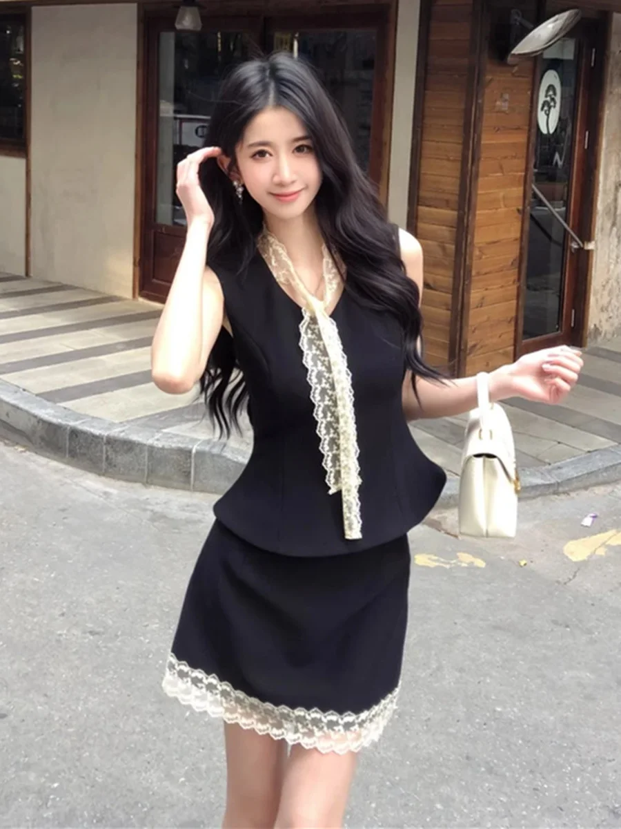 

Elegant Lace Splice Sleeveless Top And Vest Two-Piece Set Women's Summer Fashion Slimming Waist Design V-Neckline Casual Wear