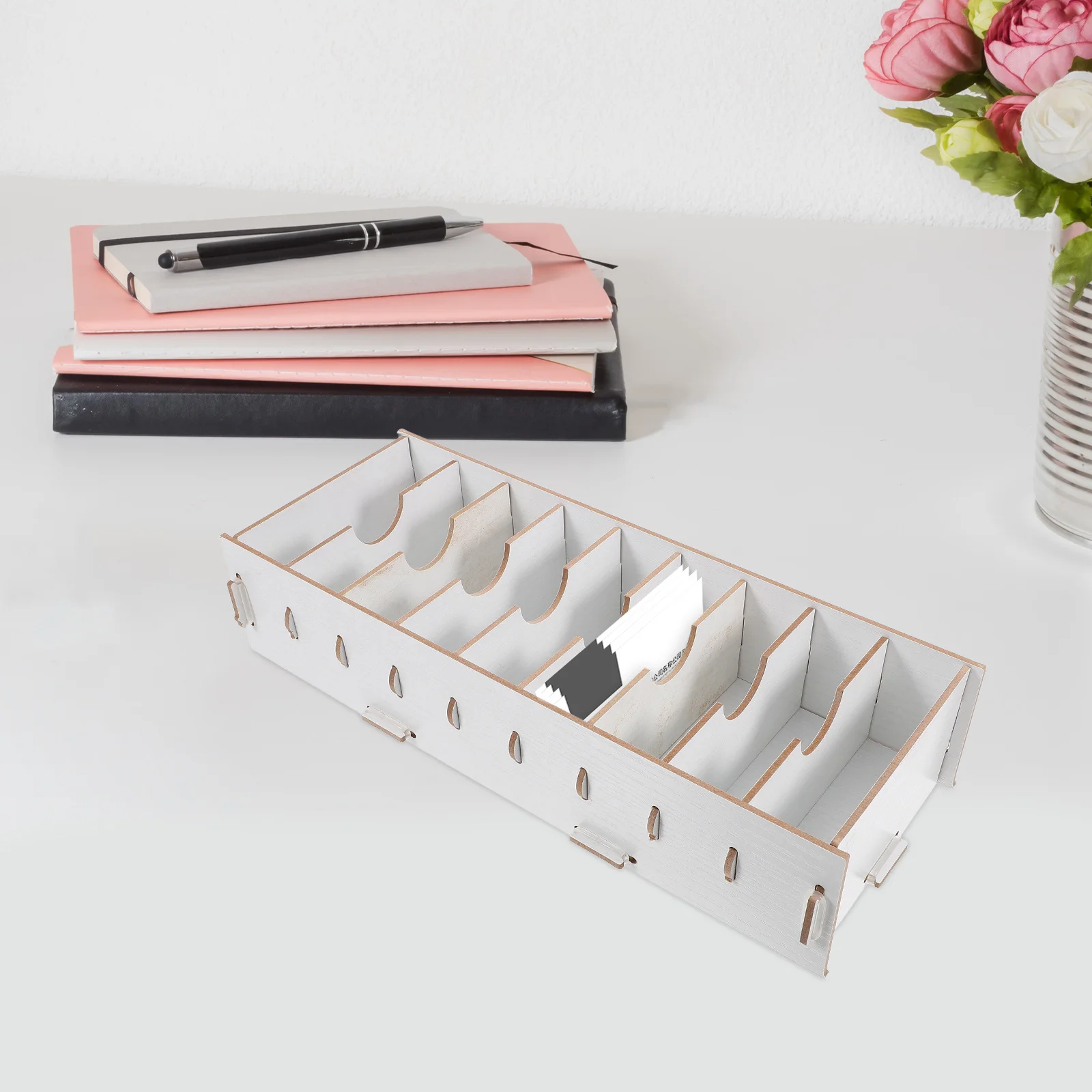 حامل سطح المكتب لبطاقات العمل الخشبية البيضاء للبطاقات والشارات، معرض الاستقبال المكتبي، ديكور البيئة الاحترافي