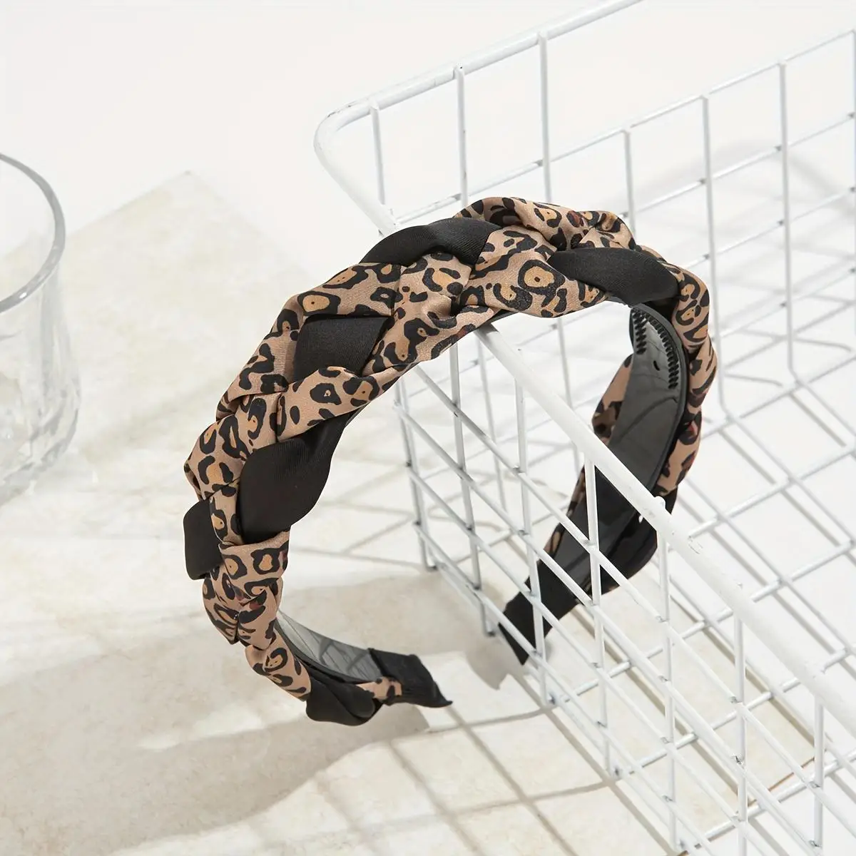 1pc 여성용 레오파드 프린트 다이아몬드 머리띠는 파티를 위한 일상 사진 촬영에 간단하고 세련된 제품입니다.