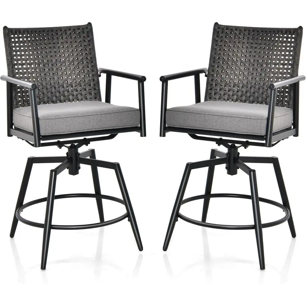 

Набор из 2 вращающихся барных стульев для патио, барные стулья высотой до столешницы с металлическим каркасом, спинкой из ротанга PE, съемной мягкой подушкой и подставкой для ног.