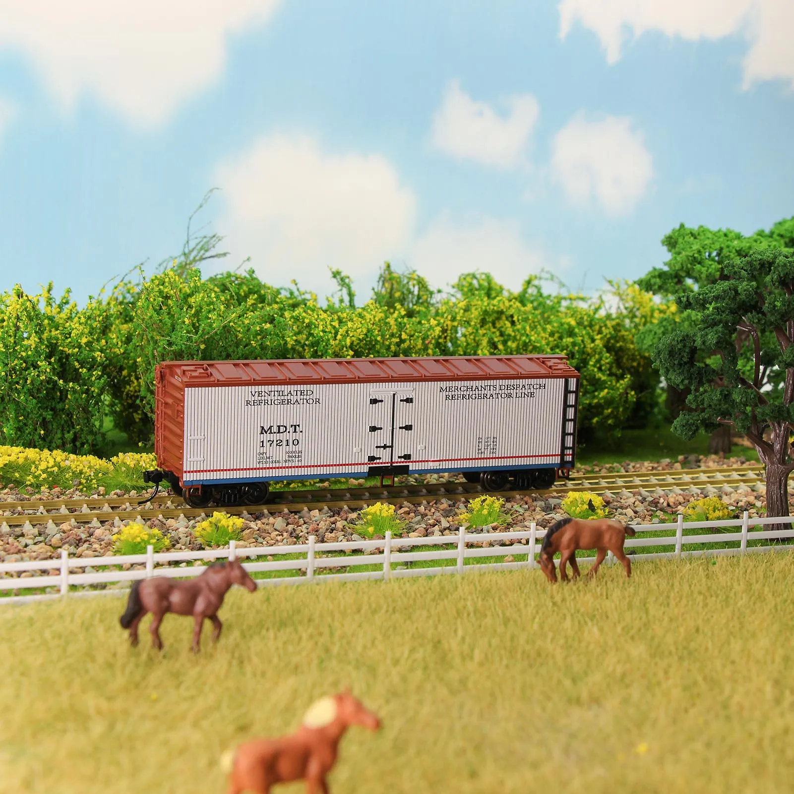 Evemodel Train 1 Unit HO Scale 40ft Wood-side Reefer White M.D.T 40\' Rolling Stock C8747