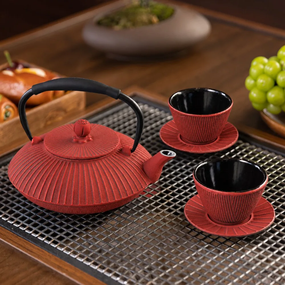 Set da tè vintage in ghisa, composto da teiera e tazze, ispirato al design giapponese, con una splendida finitura rossa. Un set da tè decorativo e funzionale, ideale per la cucina, il soggiorno, per