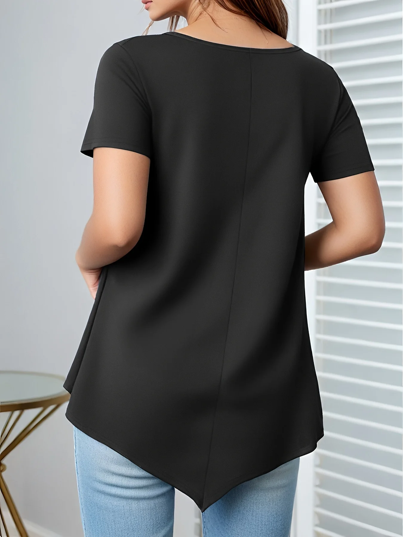 Übergrößen-Damen-T-Shirt mit fließendem High-Low-Schnitt für mühelosen Alltagsstil – Detail 2