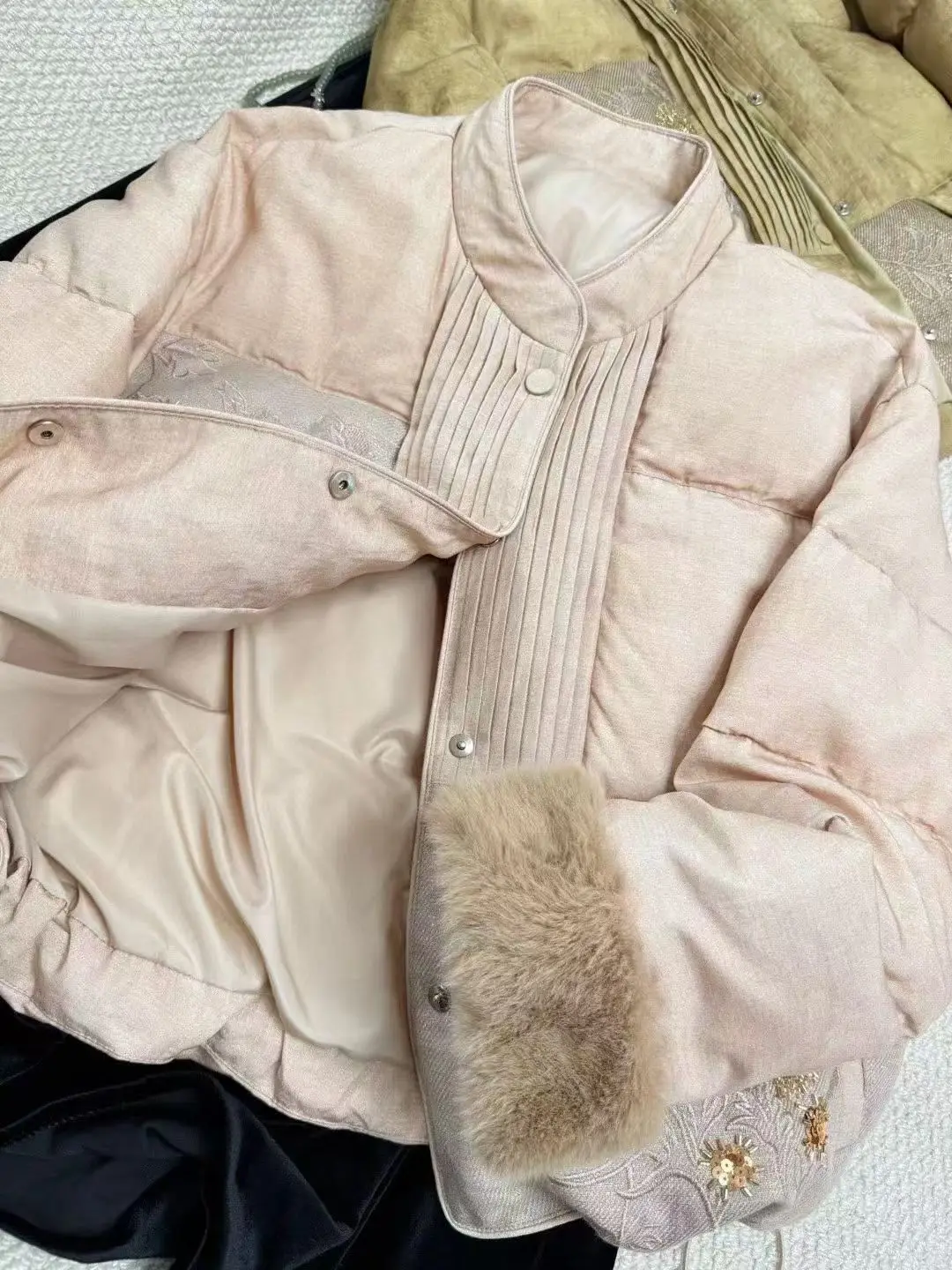 2025年冬の新作中華風婦人服 ビーズ付きリネンのおしゃれで暖かいダウンジャケット