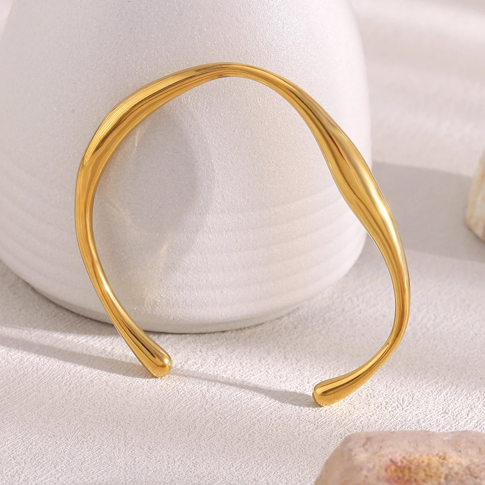 E.B.belle Neues, glattes, unregelmäßiges, gedrehtes Manschettenarmband, 18 Karat vergoldeter Edelstahl, minimalistischer Stil, Damenschmuck – Detail 4