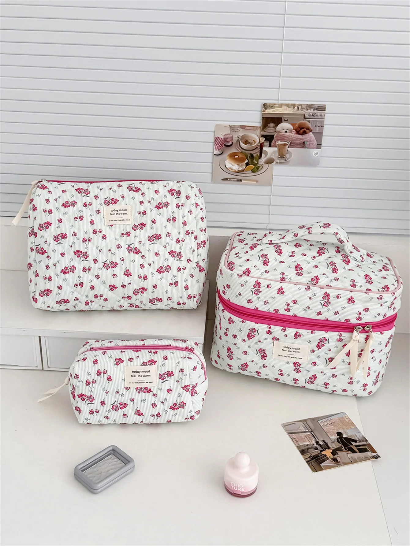

1 pc Green Color With Mini Red Flowers Pattern Makeup Bag Handheld Women Corduroy Cosmetic Brush Storage Pouch Fabric Print Swee