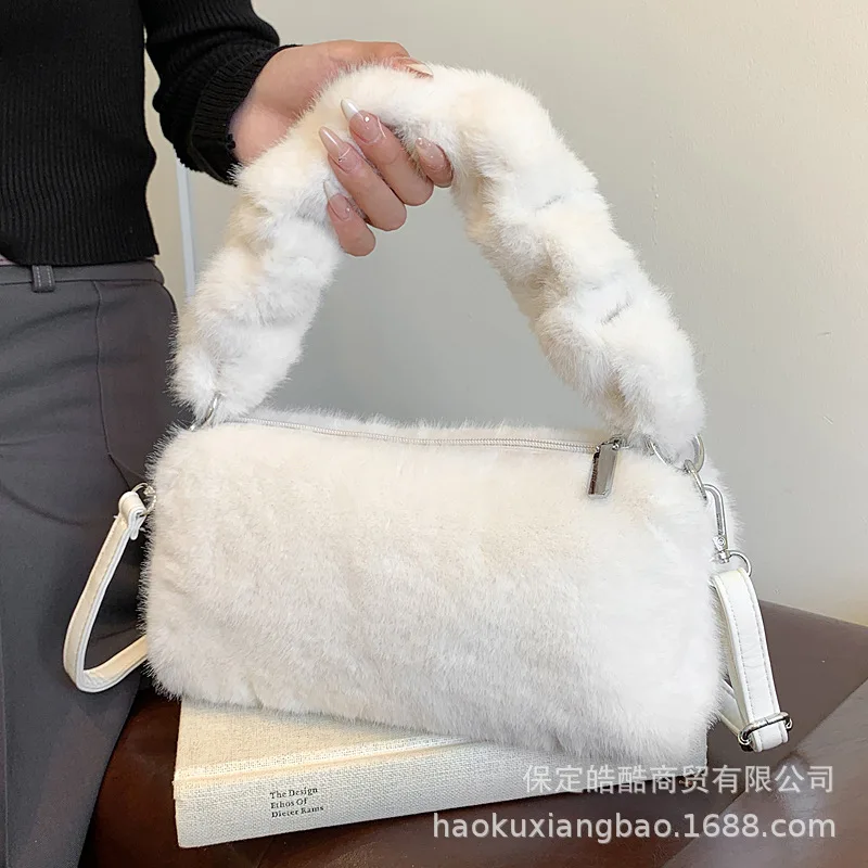 Borsa in lana con Design di nicchia autunno e inverno borsa per pendolari portatile da donna 2024 nuova borsa per ascelle a tracolla in peluche di fascia alta