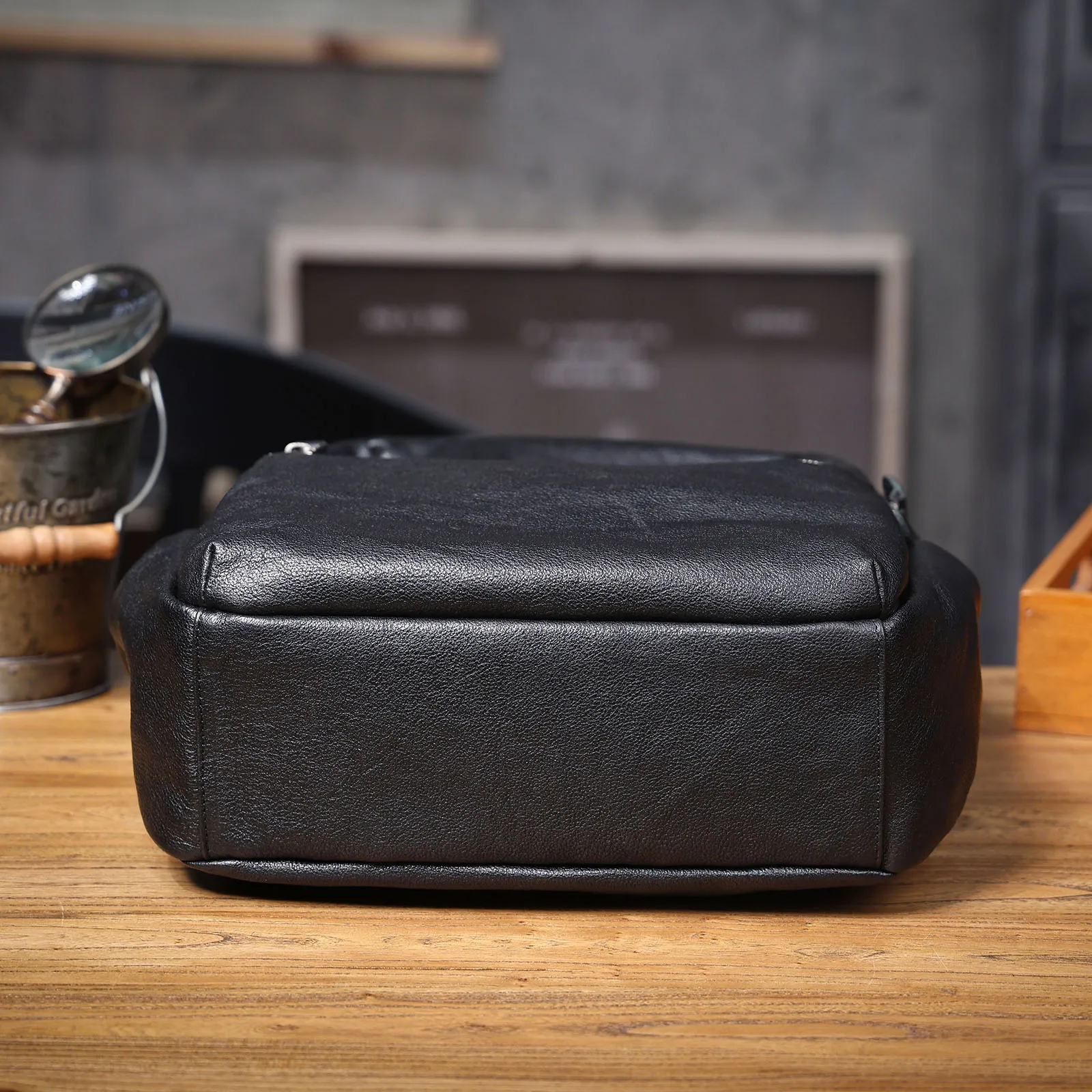 Lässiger Echtleder-Rucksack für Herren, Laptop-Tasche für Männer, Reisetasche aus hochwertigem Rindsleder, modischer Preppy-Stil. – Detail 12