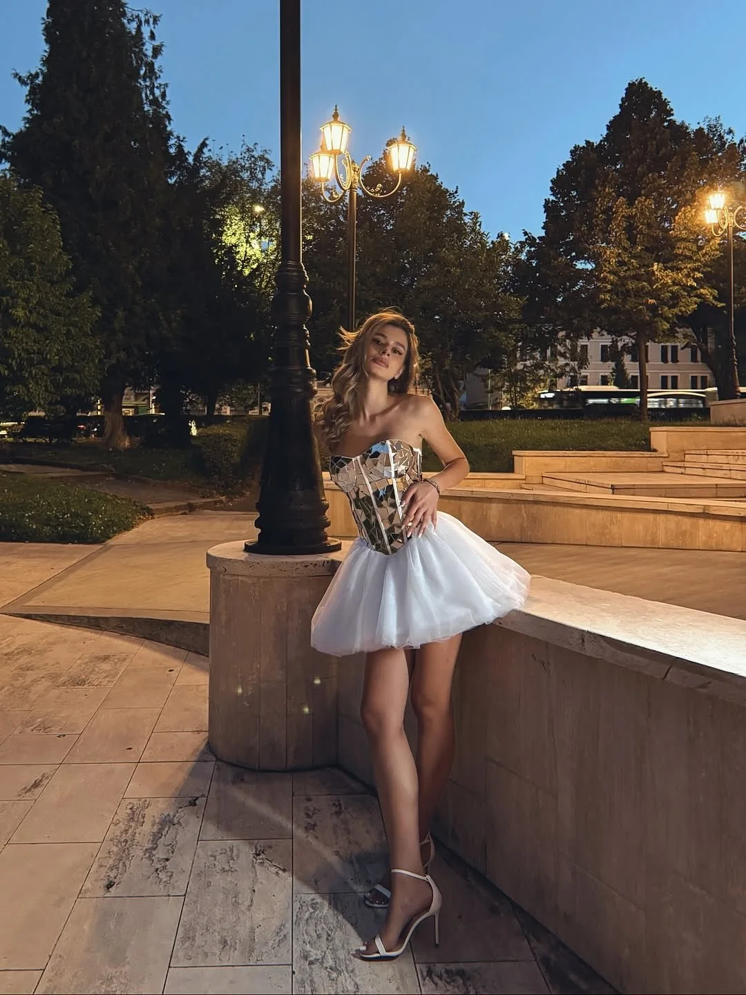 Mini abito elegante a specchio bianco Abiti corti personalizzati per feste di compleanno Abito corto per invitati a un matrimonio Abito da notte per feste con specchi glitterati