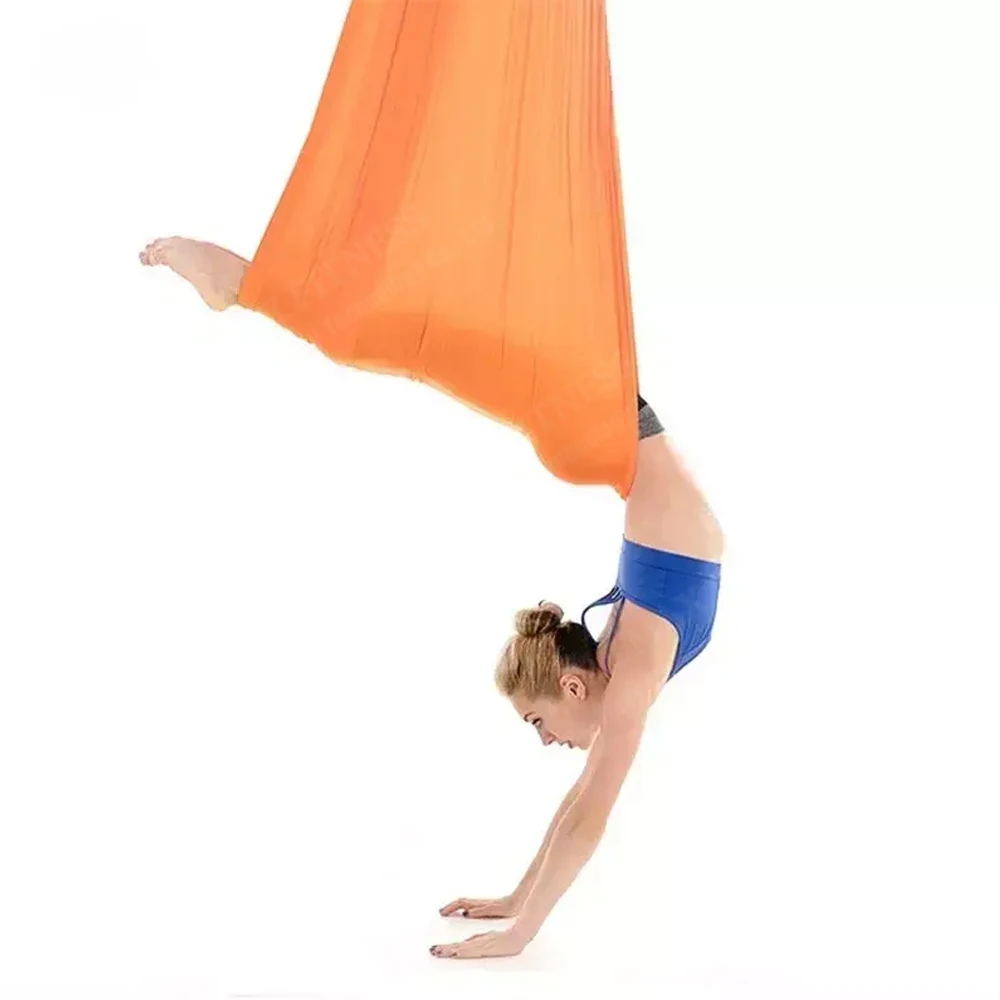 columpio-de-hamaca-aerea-de-seda-activa-de-la-fuerza-central-de-la-flexibilidad-de-pilates-voladores-de-la-tela