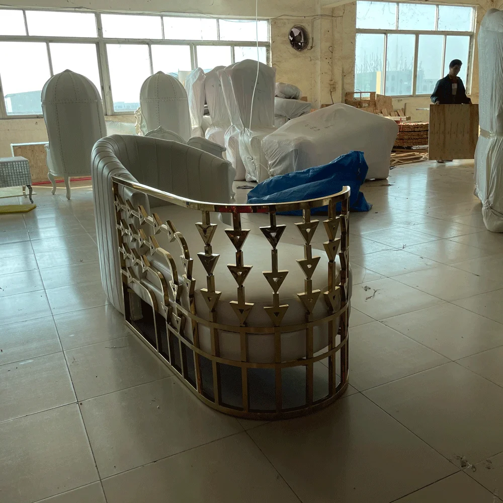 Design Light Blue Velvet Curved Settee Sofa with Gold Frame for Hotel Lobby Wedding Banquet