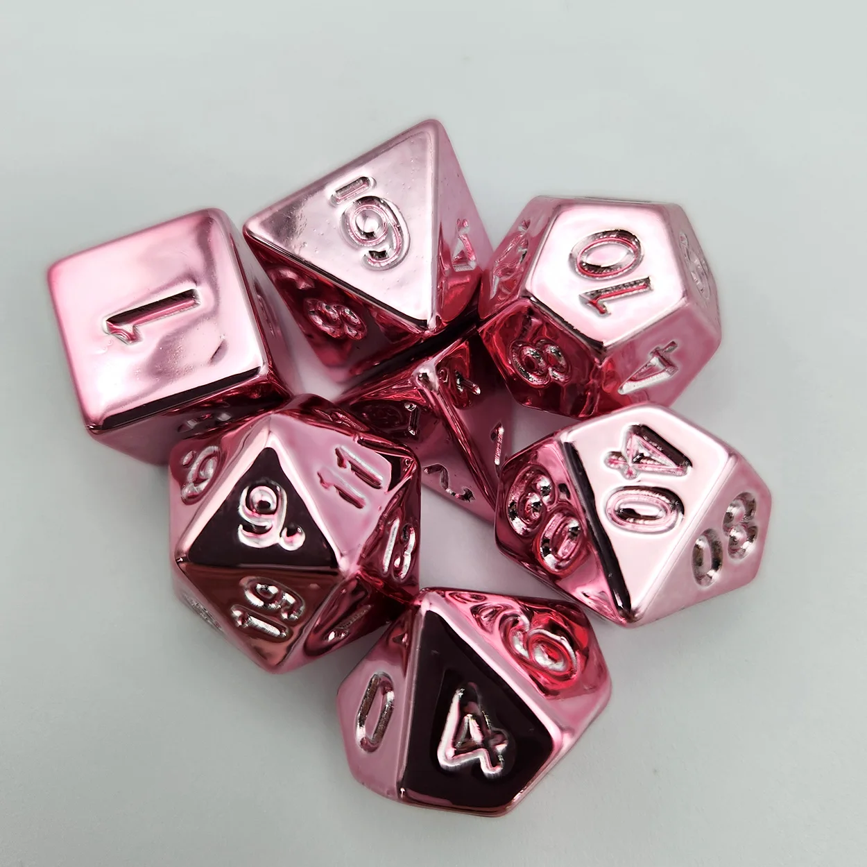 Set di dadi elettrolitici da 7 pezzi disponibili in 6 colori: rosso, rosa, giallo, bronzo, bianco argento e blu