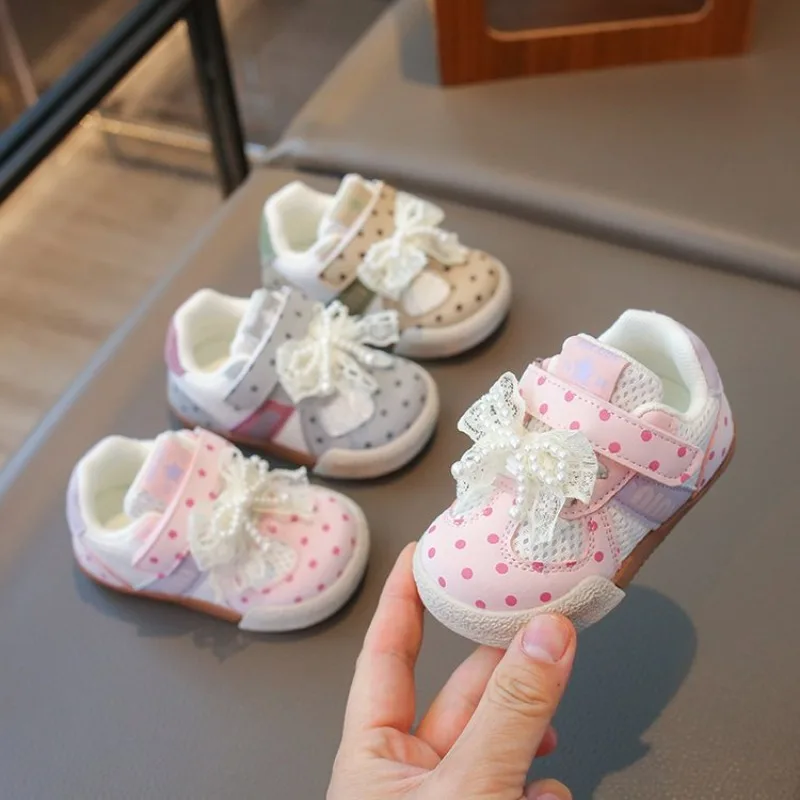 

Новые повседневные туфли для малышей 2026 года: милые кроссовки для девочек в стиле принцессы, с кружевной отделкой и рюшами, нескользящие, модные детские кеды